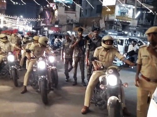 औरंगाबाद में दुर्गा पूजा को लेकर पुलिस का फ्लैग मार्च:शांति और सौहार्द बनाए रखने की अपील; पूजा पंडालों-विसर्जन घाटों का किया निरीक्षण