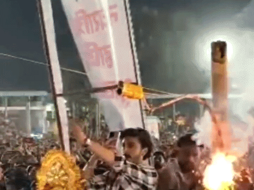 धमतरी में नए मैदान में जला 50 फीट का रावण:राम बने कलाकार और महापौर ने किया दहन, आतिशबाजी पर गूंजे जय श्रीराम के नारे