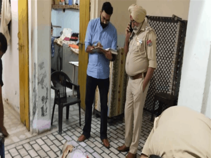 गिद्दड़बाहा में बेटे ने पिता की किरपान से हत्या की:बहस के बाद वारदात; 75 वर्षीय बुजुर्ग की मौत, पुलिस ने शुरू की जांच