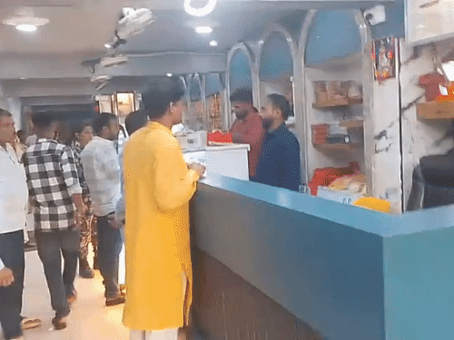औरंगाबाद में पर्व-त्योहार को लेकर मिठाई दुकानों की जांच:सरवन, मृगनयनी, मिठाई महल से लड्डू, काजू कतली के नमूने लिए, जांच रिपोर्ट के आधार पर होगी कार्रवाई