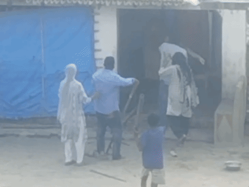 मुजफ्फरपुर में महिलाओं पर लाठी-डंडे से हमले का वीडियो:घर में घुसकर रेप की कोशिश का आरोप, विरोध पर चाकू से हमला और मारपीट