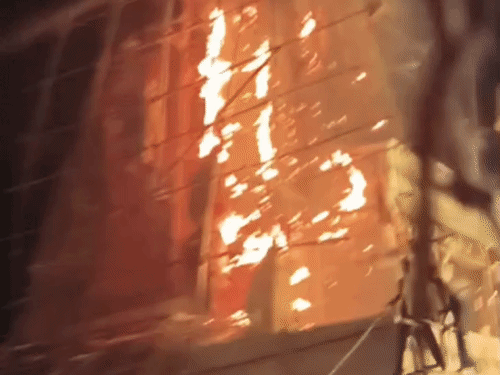 रायपुर में दुर्गा पंडाल में लगी आग…VIDEO:फेस रिवील की आतिशबाजी से हुआ हादसा, थीम जलकर खाक; समय रहते फायर ब्रिगेड ने पाया काबू