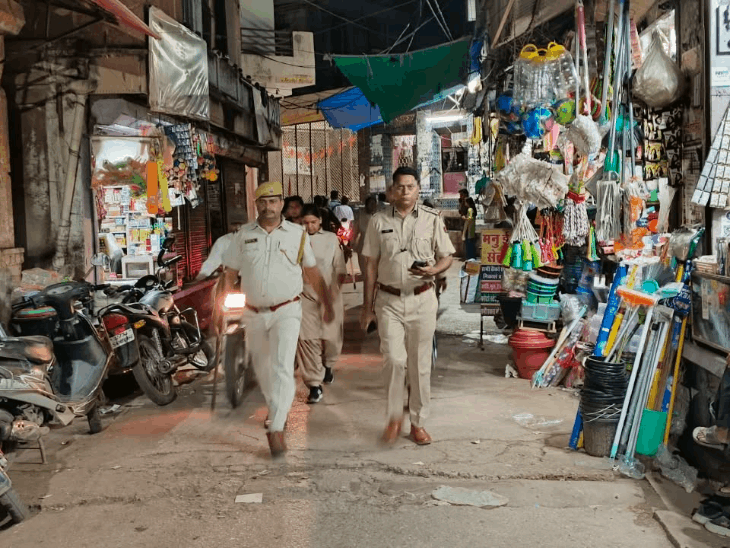 करौली में बिना डर के वोट डालने का दिया संदेश:पुलिस ने निकाला फ्लैग मार्च, लोगों से की चुनाव में सहयोग करने की अपील