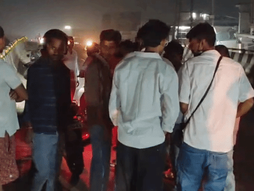 मुजफ्फरपुर- चांदनी चौक पुल के पास ऑटो-बाइक की टक्कर:एक बाइक पर सवार 3 दोस्त गंभीर घायल, एक की हालत नाजुक; ऑटो ड्राइवर फरार