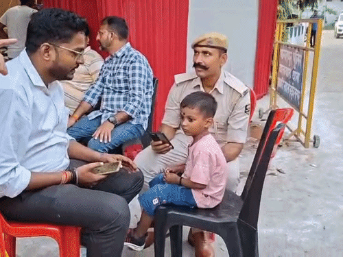 भागलपुर- मां के साथ मॉल आया बच्चा बिछड़ा:चार घंटे बाद मां से पुलिस ने मिलवाया, चिप्स-कुरकुरे मांगे तो पुलिसकर्मी ने कहा- सब मिलेगा