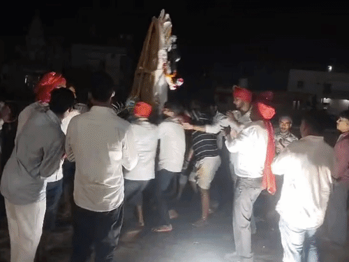 औरंगाबाद में विजयादशमी पर निकली भव्य शोभायात्रा:देर रात अदरी नदी में प्रतिमा विसर्जन, जामा मस्जिद के पास मुस्लिम समुदाय के लोगों ने बरसाए फूल