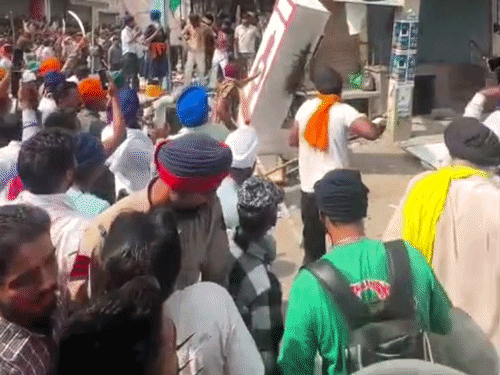 झोटा हत्याकांड: आरोपी केमिस्ट पर कार्रवाई के PHOTOS:घर-मेडिकल स्टोर पर बुलडोजर चला, बड़ी संख्या में पहुंचे लोगों ने तोड़फोड़ की; आग लगाई