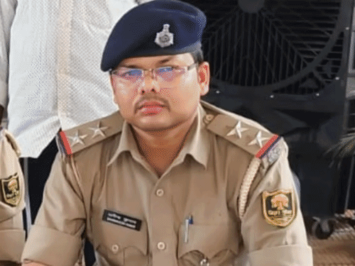नालंदा- सिपाही हत्याकांड के खुलासे के लिए 500-500 का इनाम:कतरीसराय, पावापुरी थानाध्यक्ष को एसपी ने कैश देकर किया सम्मानित, एसआईटी में शामिल थे दोनों