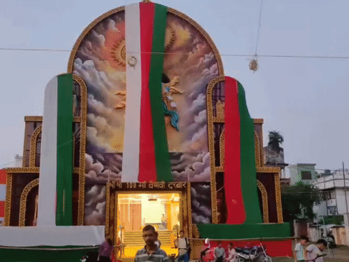 भागलपुर- दुर्गापूजा पंडाल में स्मिथ मच्छर को आधुनिक सारथी दिखाया:पायलट ने बचाई थी 174 लोगों की लाइफ, आयोजक बोले- आस्था के साथ मानवता का संदेश देने की कोशिश