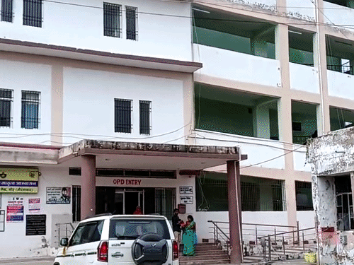 पूर्व सांसद की शिकायत पर जांच के बाद कार्रवाई:क्लर्क कृष्ण प्रसाद वर्मा पर एफआईआर दर्ज, दो सरकारी संस्थानों से वेतन लेने का आरोप