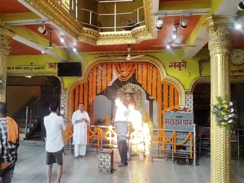 मोतिहारी के साईं मंदिर में चोरी, गश्ती-बाइक गश्ती पार्टी निलंबित:10 किलो के चांदी का छत्र और गणेश जी का मुकुट ले गए चोर