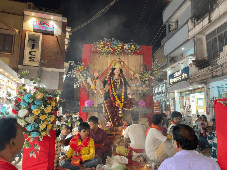 बालोद में नम आंखों से मां-दुर्गा को दी विदाई:गंगासागर तालाब में विधि-विधान से विसर्जित की गईं प्रतिमाएं,शोभायात्रा में सांगा बाना बना आकर्षण का केंद्र