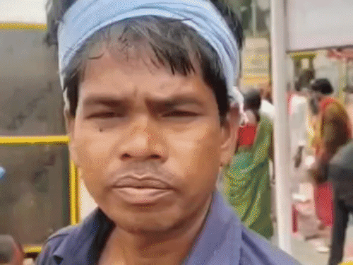 पिंडदान के दौरान गिरी बाली रबर डैम से खोजकर लौटाई:सफाईकर्मी जितेंद्र मांझी ने पेश की मिसाल; श्रद्धालु बोलीं- गयाजी में दिखी इंसानियत