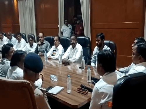 इंदौर की सफाई व्यवस्था पर बैठक:करोसिया बोले- निगम के साथ हैं कर्मचारी संगठन, छवि खराब करने वाली गतिविधियां मंजूर नहीं