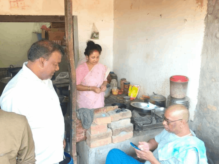 रामगढ़ के नेमरा से कसमार पहुंचे सीएम हेमंत:कसमार-बरलंगा निर्माणाधीन सड़क का लिया जायजा, चाय-पकौड़ी का लिया आनंद