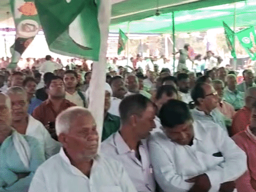 तिरहुत स्नातक- राजद की रश्मि गौतम ने भरा पर्चा:वोट की अपील; पति विनायक बोले- नवरात्रि से पहले महिला शक्ति को मजबूत करने का मौका