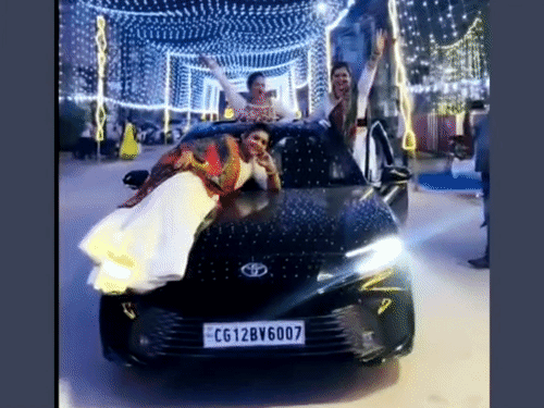 चलती कार के बोनट पर लेटी, दरवाजों पर लटकीं लड़कियां:गरबा ड्रेस में शूट किया VIDEO, कैप्शन लिखा- घर में गाली खाने का जिगरा रखो