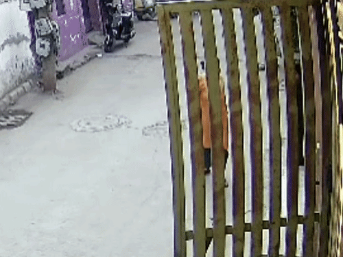 लुधियाना में महिला के गले से सोने का लॉकेट झपटा:बाइक सवार दो लुटेरे CCTV में कैद, पुलिस आरोपियों की पहचान में जुटी