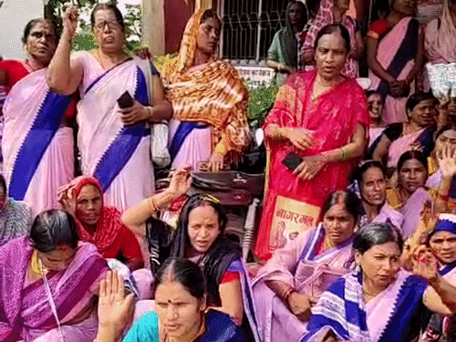 भोजपुर में आशा-फैसिलिटेटरों का प्रदर्शन:त्योहार से पहले पेंडिंग पेमेंट देने की मांग; महिलाएं बोलीं- घर चलाना मुश्किल हो रहा है