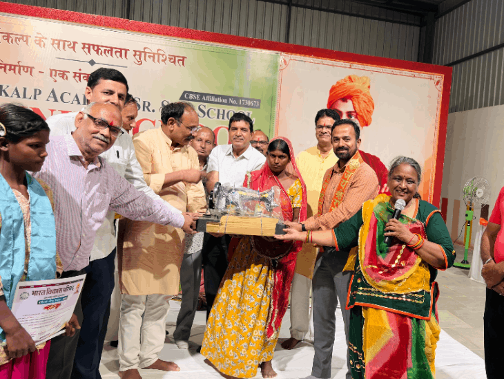 झालावाड़ की माया को मिला ‘बालिका गौरव सम्मान’:बस्ती के बच्चों को पढ़ने के लिए प्रेरित करने पर नवाजा, सुगमा बाई को दी सिलाई मशीन