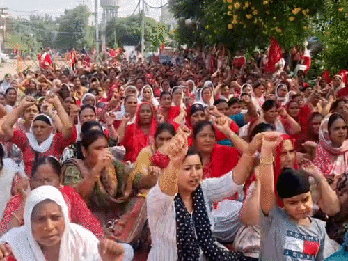 जालंधर में सांसद हरभजन सिंह के घर के बाहर प्रदर्शन:आंगनवाड़ी वर्करों ने केंद्र सरकार के खिलाफ नारेबाजी और पुलिस बल तैनात