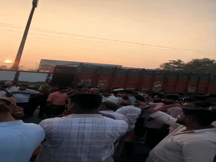 बेगूसराय- मंदिर से लौट रहे दंपति को ट्रक ने कुचला:पत्नी की मौत, पति की हालत गंभीर घायल; सड़क पर बिखरा पूजा का सामान