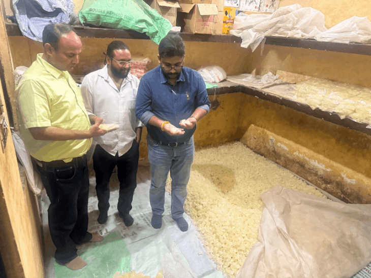 दशहरा पर बिकने से पहले 50 KG बासी पेठा पकड़ा:जालंधर में फूड सेफ्टी विंग की चेकिंग, चना बर्फी, नमकीन और फैनियों के सैंपल भरे