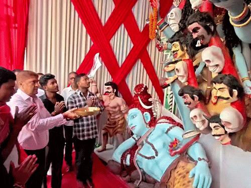 बिहारशरीफ में मां काली का पट खुलते ही उमड़ी भीड़:बीजेपी विधायक ने उतारी आरती; पंडाल में पहाड़ी और ग्रामीण जनजीवन का दृश्य, 30 से ज्यादा प्रतिमाएं