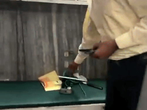 जालंधर के शेखा बजार में नशेड़ी युवक की तोड़फोड़:रेफर करने पर भड़का शनी शूटर, डॉक्टर से हाथापाई कर मोबाइल और बीपी मशीन तोड़ी