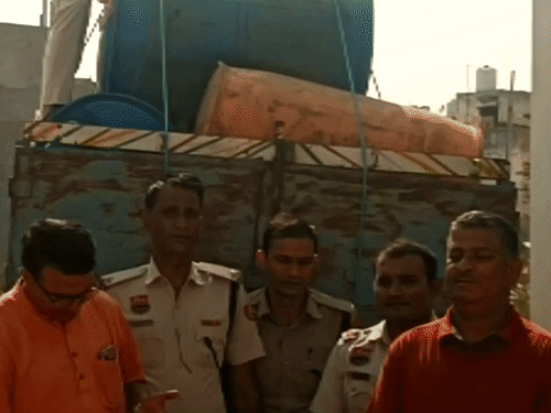 रेवाड़ी में तेल चोरी के ठिकाने पर छापा:एक युवक गिरफ्तार, 800 लीटर पेट्रोल और 700 लीटर थिनर बरामद; पिकअप जब्त