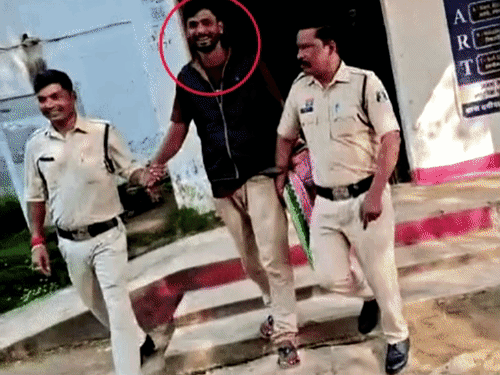 ₹1 हजार के मोबाइल के बकाया में दोस्त की हत्या:लकड़ी से किया सर पर वार,शव जंगल में फेंका, थाने से हसते हुए निकला आरोपी