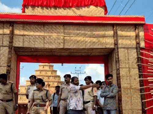 दरभंगा- 50 लाख की लागत से बना ‘दुर्गा वाटिका’ पंडाल:सुरक्षा के लिए 40 सीसीटीवी कैमरे और 1000 स्वयंसेवक तैनात; 49 साल से पूजा की परंपरा
