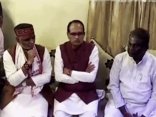 रायसेन पहुंचे केंद्रीय मंत्री शिवराज सिंह चौहान:दो शोकाकुल परिवारों से मिलकर जताई संवेदना, पूर्व नपा अध्यक्ष और गल्ला व्यापारी के घर गए