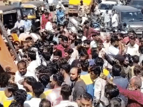 पेट्रोल पंप की जमीन खाली कराने पहुंचीं नपा अध्यक्ष:शिवपुरी में जेसीबी के आगे लेटे कर्मचारी, 25 साल की लीज खत्म होने के बाद विवाद