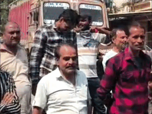 सीहोर में खराब सड़क से परेशान लोगों ने किया चक्काजाम:30 करोड़ की एफडीआर सड़क गारंटी अवधि में उखड़ी, दो महीने में तीसरी बार प्रदर्शन