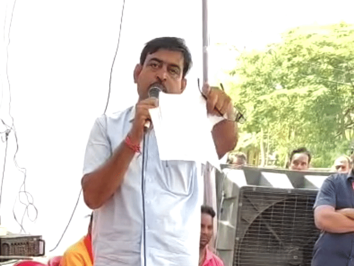 मंदसौर विधायक बोले- जो धमकी दे रहे, साहूकार नहीं चोर:सफाई कर्मियों के प्रदर्शन में कहा- इनकी नब्ज मेरे हाथ में; चिट्ठा खोला, तो एक भी नहीं बचेगा