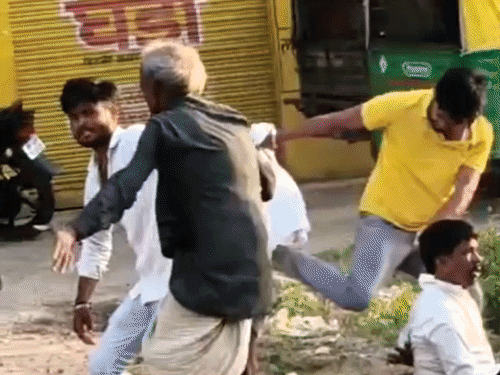 टीकमगढ़ में बेटे ने पिता-भाई को पीटा, VIDEO:जमीनी विवाद में लाठी-डंडों से मारपीट; भाई की हालत गंभीर, भाभी ने शिकायत दर्ज कराई