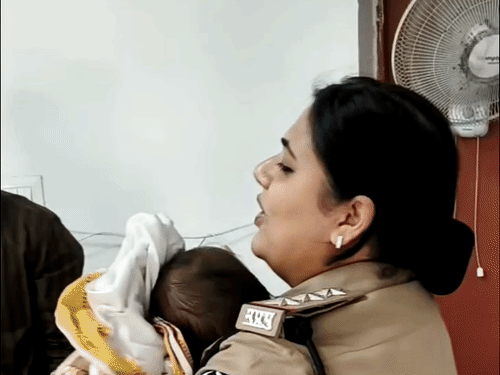 पति की मौत, मासूम के साथ देवास में भटकी महिला:पुलिस ने बीमार लड़की का इलाज कराकर विदिशा भेजा; कपड़े-भोजन व्यवस्था की