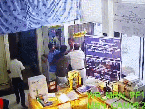 रतलाम में स्टेशन मास्टर ने JE की कॉलर पकड़ी:सिग्नल फेलियर का मेमो देने की बात पर विवाद, RPF पहुंची ने शांत कराया