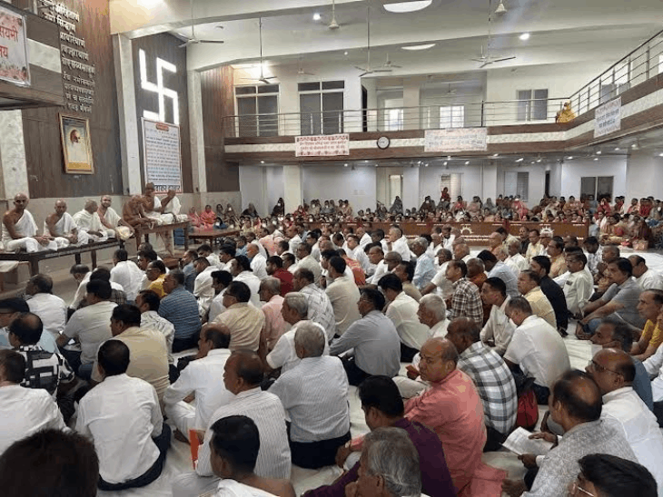 भक्तामर महास्त्रोत विश्व दिवस पर मंदसौर में सामूहिक पाठ:सकल जैन समाज का सद्भावना पर जोर; शांति और विश्व कल्याण की कामना की