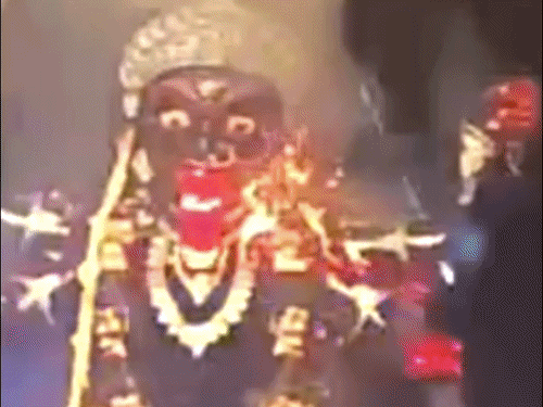 आतिशबाजी के दौरान मां दुर्गा की प्रतिमा में लगी आग:देवास में लोगों ने बाल्टियों से पानी डालकर बुझाई