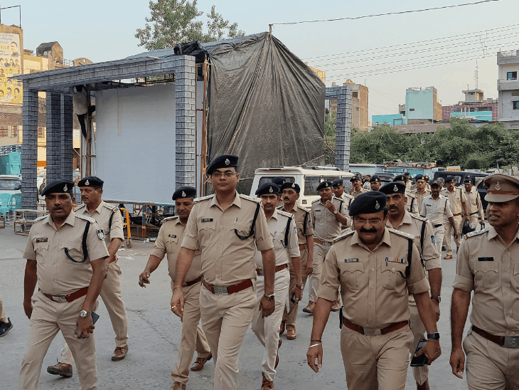 नवदुर्गा उत्सव-रथ यात्रा के लिए फ्लैग मार्च:पुलिस की अपील- त्योहार पर शांति व्यवस्था बनाए रखें; ड्रोन से होगी निगरानी