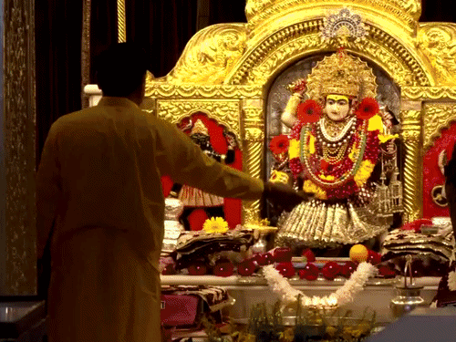 आज नवरात्रि का पहला दिन:दिल्ली के झंडेवालान मंदिर में श्रद्धालुओं ने की आरती, तमिलनाडु में फैन ने मंदिर में लगाए रजनीकांत के 230 फोटो