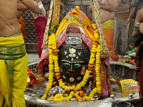 महाकाल का जलाभिषेक कर किया पंचामृत से पूजन:सुगंधित पुष्पों से बनी माला की अर्पित; तड़के 4 बजे खुले पट