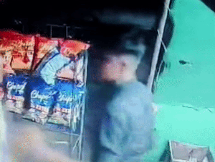 तीन लोगों ने दुकान में घुसकर दुकानदार को पीटा, VIDEO:माफी मांगने पर भी नहीं रुके; उधार सामान के पैसे मांगने पर विवाद