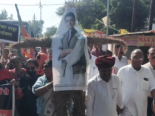 राजगढ़ में BJP महिला मोर्चा का प्रदर्शन:JNU विवाद में कांग्रेस सांसद का विरोध; खिलचीपुर नाके पर पुतला फूंका