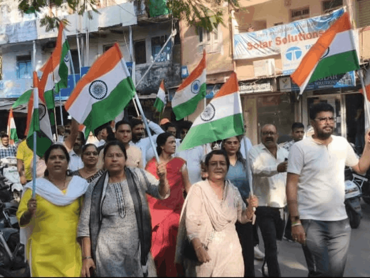SIR के विरोध में मंदसौर में कांग्रेस का तिरंगा मार्च:राहुल गांधी के आह्वान पर विधायक ने निकाली रैली, मुख्य चुनाव आयुक्त के इस्तीफे की मांग