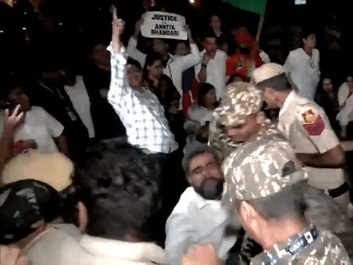 अंकिता भंडारी मर्डर केस-पवन खेड़ा समेत कई कांग्रेसी हिरासत में:माता-पिता को भी ले गई दिल्ली पुलिस; दुष्यंत गौतम को राज्यपाल बनाने का विरोध कर रहे थे
