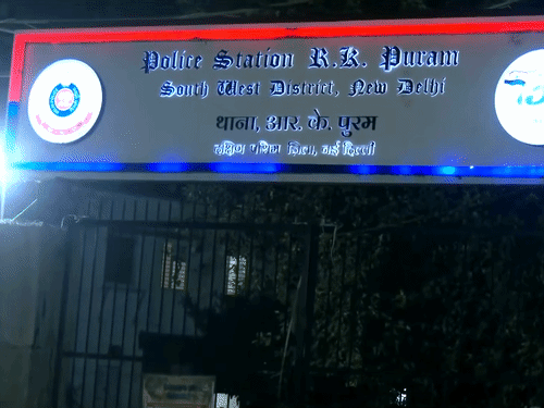 दिल्ली पुलिस नेहा बोरा को लेकर आरके पुरम थाने पहुंची:तिरंगा मार्च के दौरान मंडी हाउस से हिरासत में लिया था; 7 घंटे बाद वकील मिले