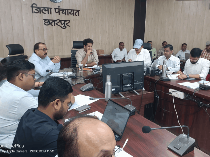 कलेक्टर सख्त- 2 अधिकारियों की 3 दिन की सैलरी कटेगी:4 तहसीलदारों पर कार्रवाई की तैयारी, सीएम हेल्पलाइन शिकायतों पर जताई नाराजगी